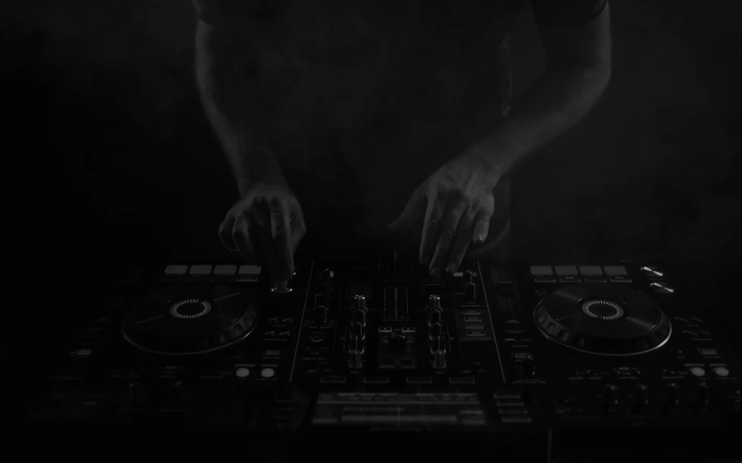 Raphaels Hände am DJ-Pult