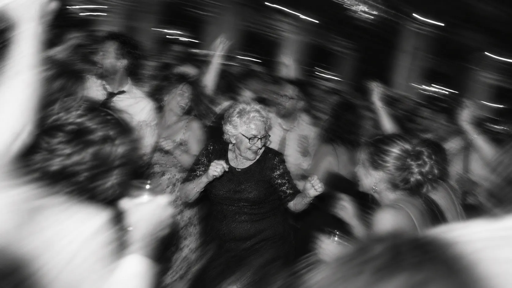 Hochzeitsgast tanzt ausgelassen in der Crowd